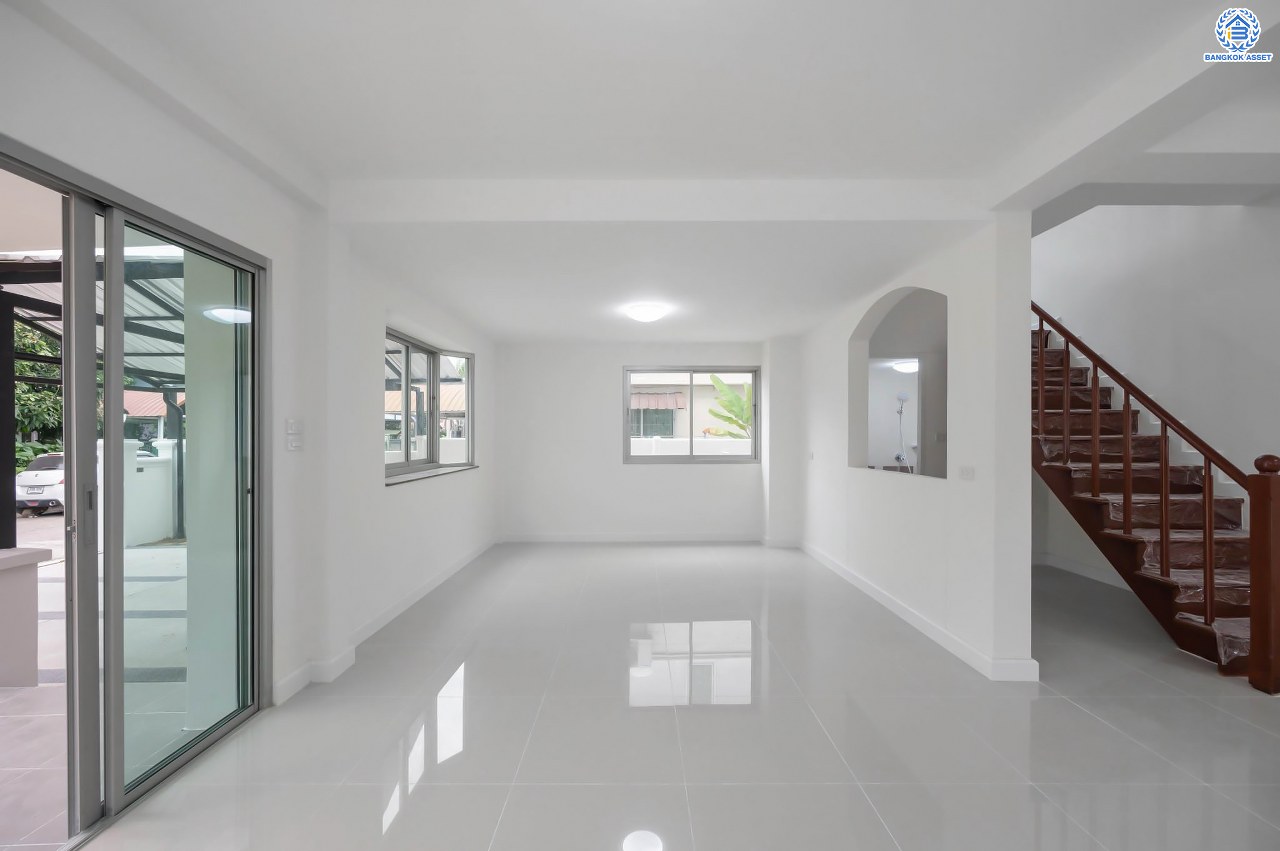 บ้านมือสองตกแต่งใหม่ โครงการ ศุภาลัยวิลล์ วงแหวน-รัตนาธิเบศร์ เนื้อที่กว้างกว่า 52 ตร.ว. ฟังก์ชัน 3 ห้องนอน 2 ห้องน้ำ 2 ที่จอดรถ ตอบโจทย์ทุกการเข้าอยู่ บนทำเลเดินทางสะดวก เชื่อมต่อถนนหลายเส้นทาง เพียง 15 นาทีก็ถึงรถไฟฟ้าสายสีม่วง "สถานีคลองบางไผ่" ใกล้ทางด่วน "กาญจนาภิเษก"